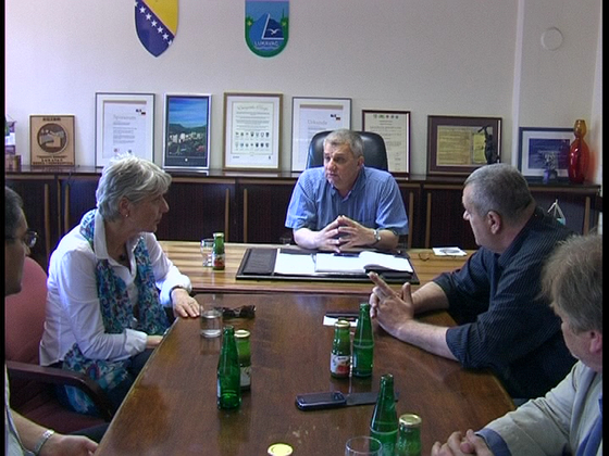Marieluise Beck informiert sich beim Bürgermeister in Lukavac über Flutschäden