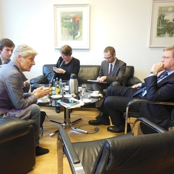 Beck mit Kommissar Stefan Füle
