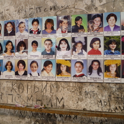 Gedenkwand an der Schule von Beslan