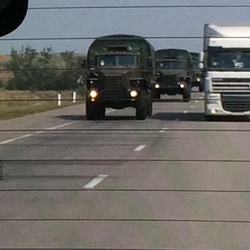 "Hilfskonvoi" flankiert vom russischen Militär by Steve Roenberg (@BBCSteveR)